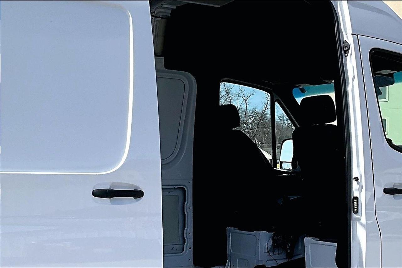Mercedes-Benz Sprinter Van 2500 High Roof V6 144" 4WD 2024