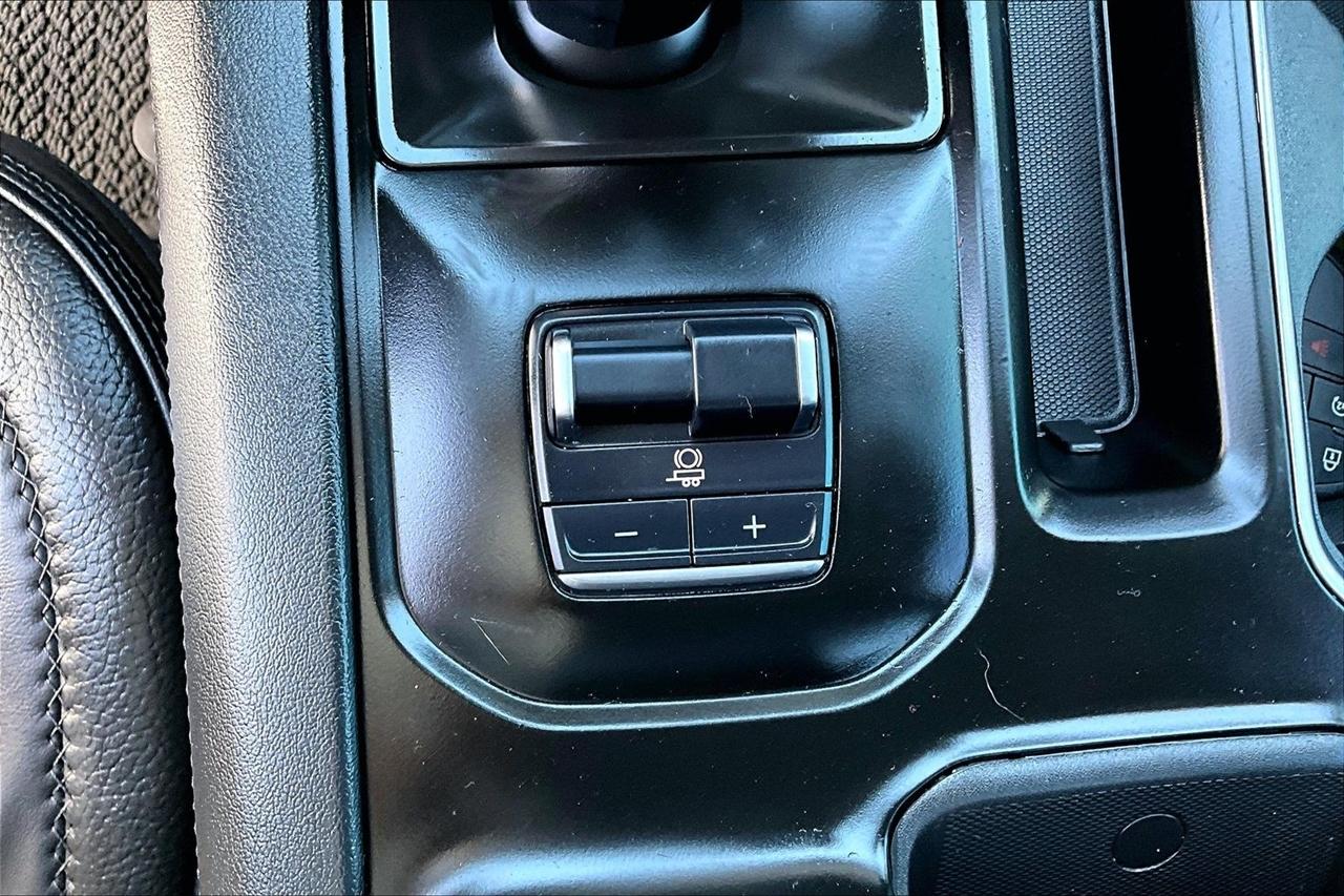 GMC Sierra 1500 4WD Crew Cab 147" Denali 2023