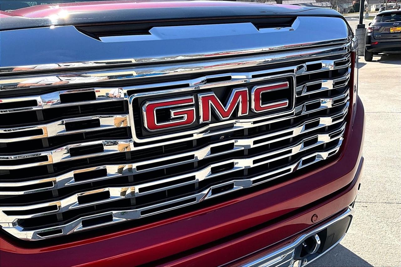 GMC Sierra 1500 4WD Crew Cab 147" Denali 2023