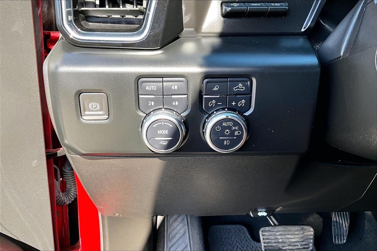 GMC Sierra 1500 4WD Crew Cab 147" Denali 2023