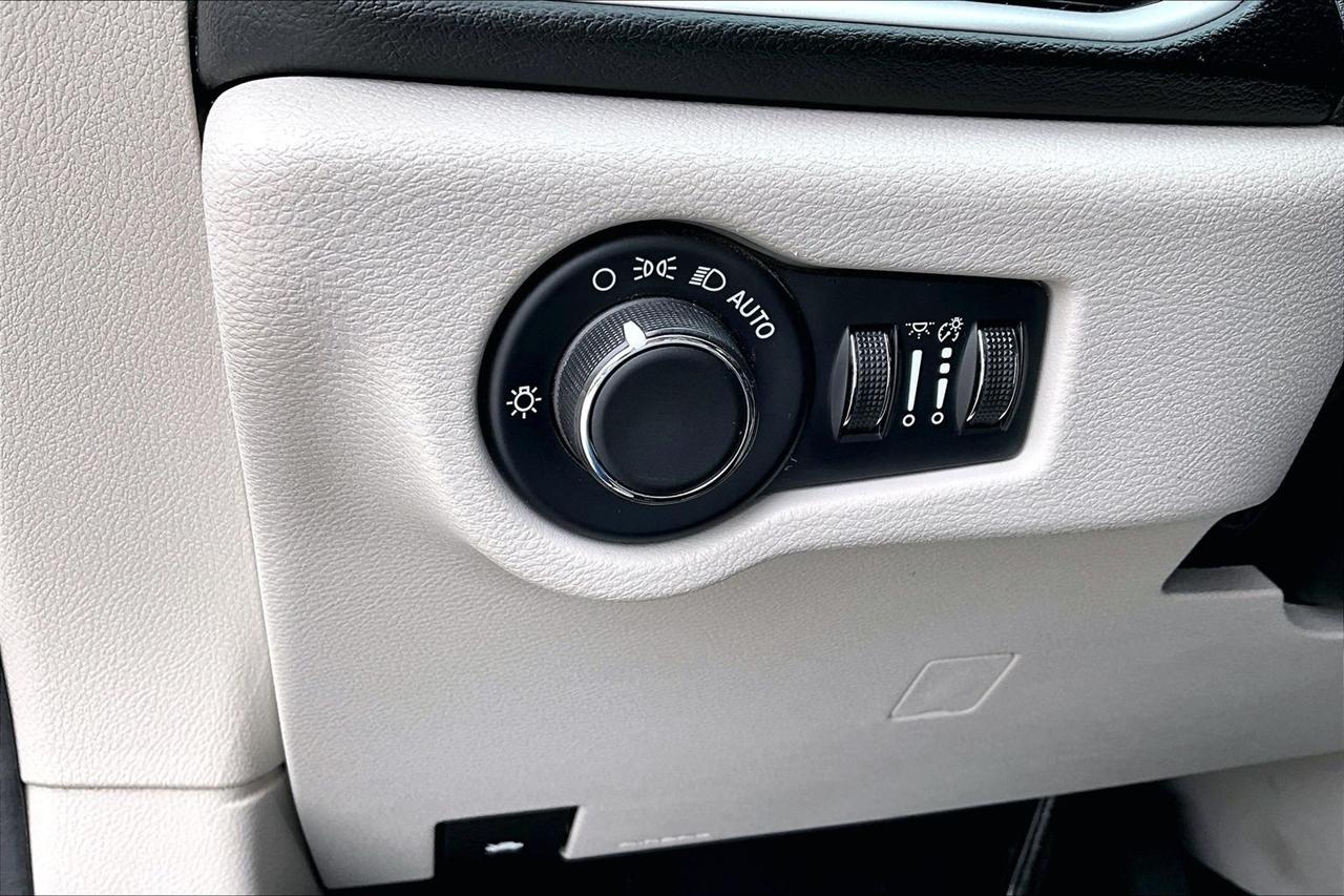 Chrysler Voyager LX FWD 2023