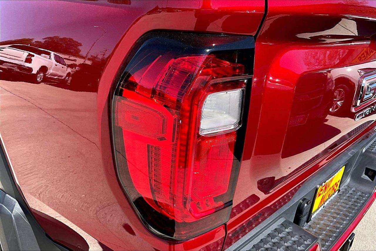 GMC Canyon 4WD Crew Cab AT4 2023