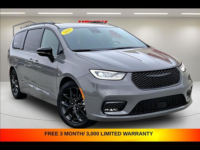 Gray 2025 Chrysler Pacifica Limited FWD Minivan Front-Wheel Drive Automatic
