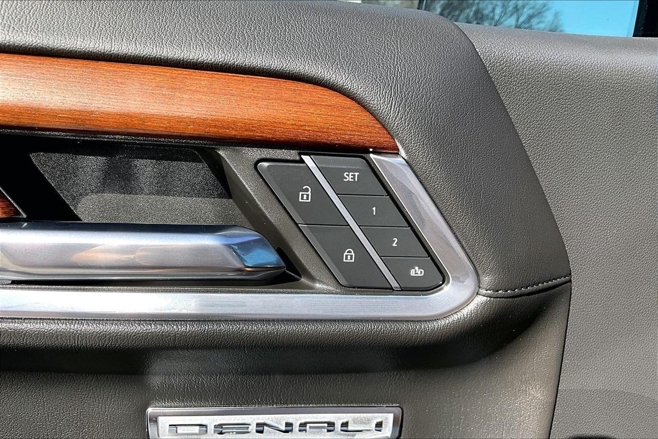GMC Sierra 1500 4WD Crew Cab 147" Denali 2023