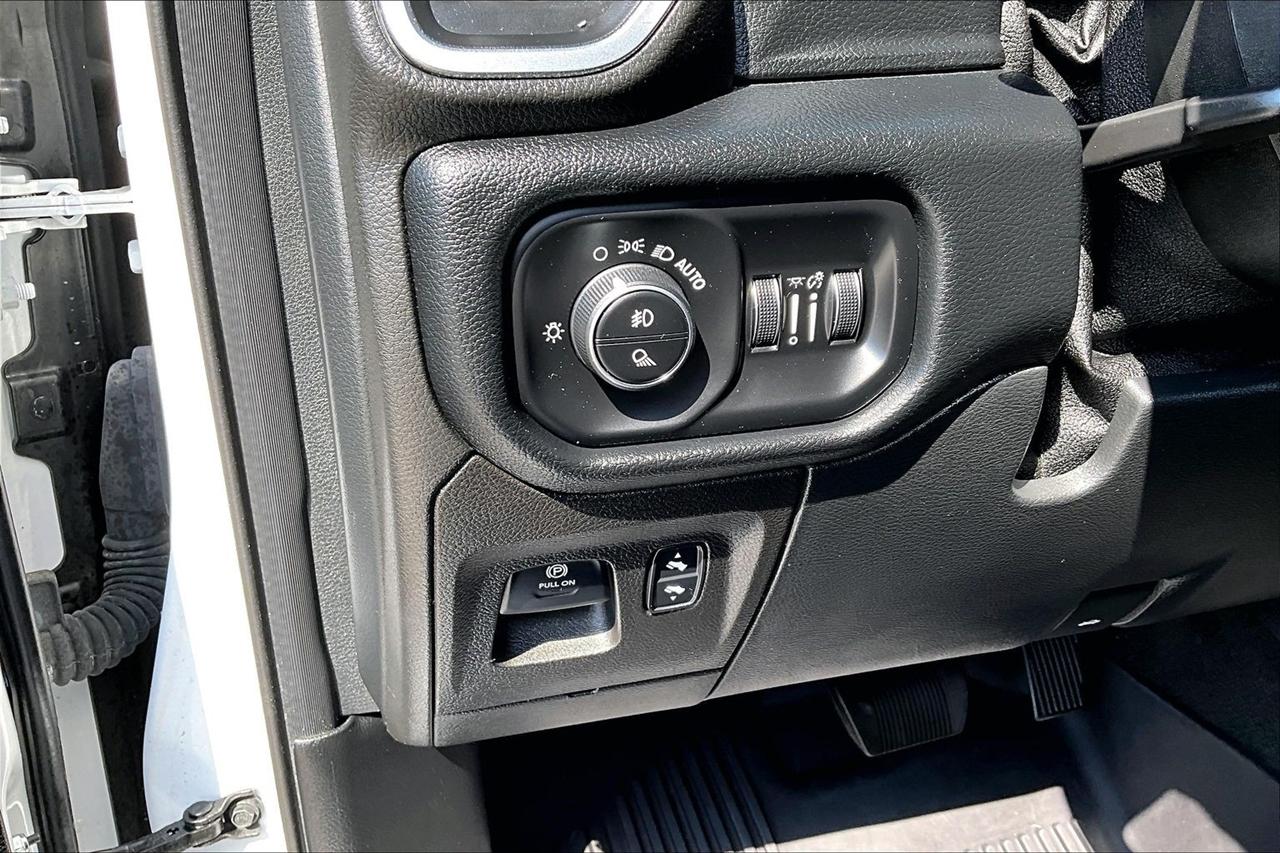 RAM 1500 Laramie 4x4 Crew Cab 5'7" Box 2022