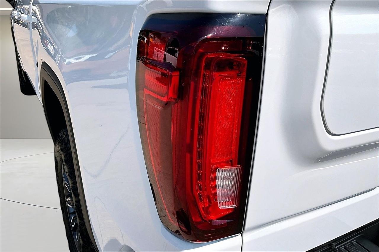 GMC Sierra 1500 4WD Crew Cab 147" AT4 2025