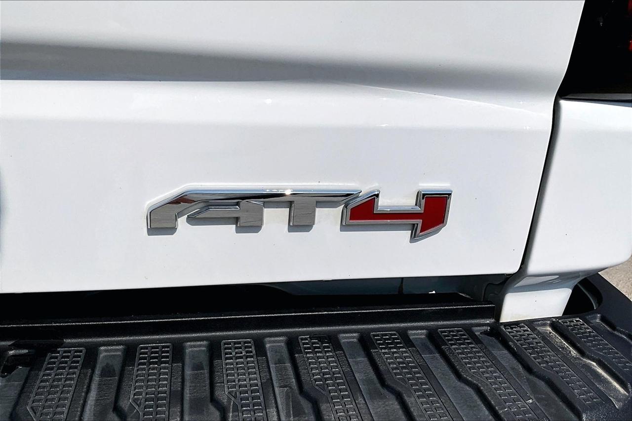 GMC Sierra 1500 4WD Crew Cab 147" AT4 2025