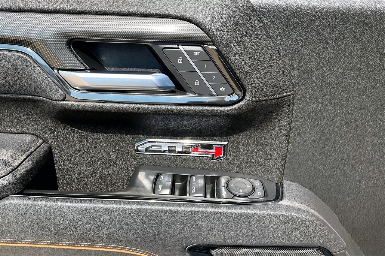 GMC Sierra 1500 4WD Crew Cab 147" AT4 2025