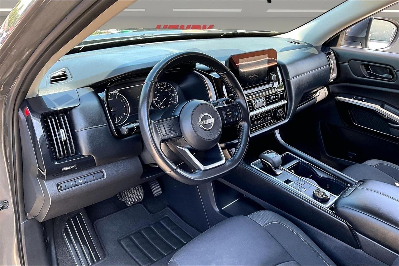 Nissan Pathfinder SV 4WD 2024