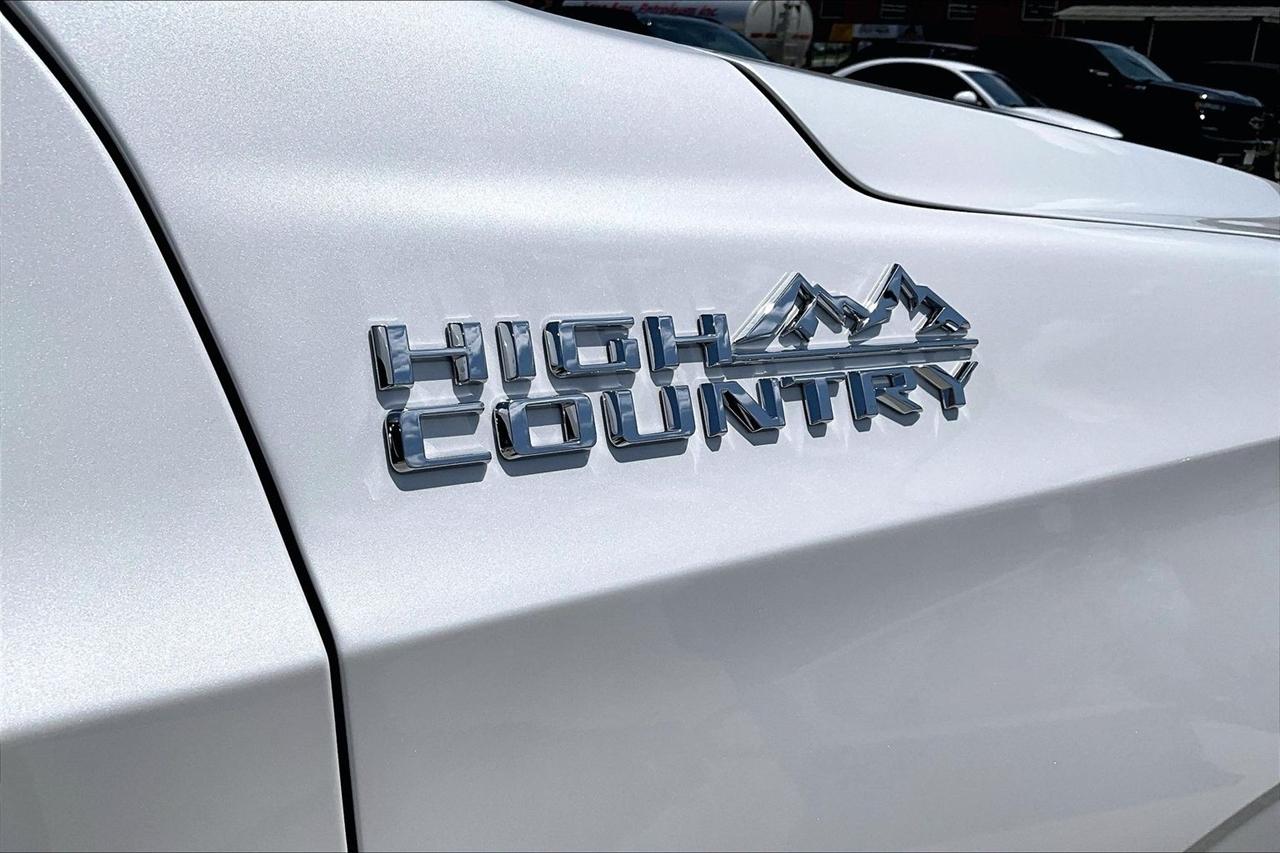 Chevrolet Suburban 4WD 4dr High Country 2023