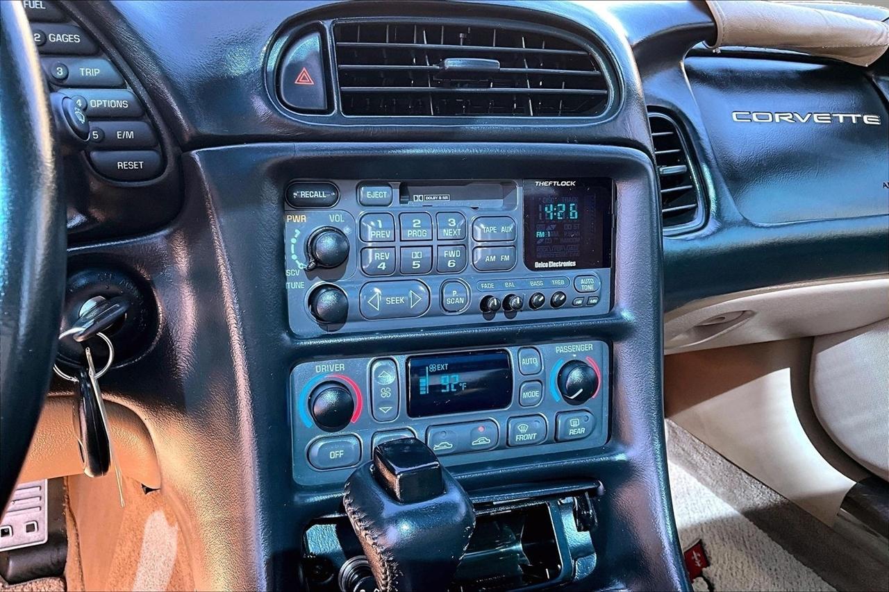 Chevrolet Corvette 2dr Coupe 2001