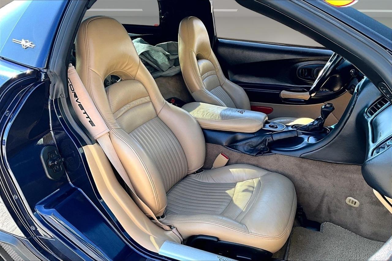 Chevrolet Corvette 2dr Coupe 2001