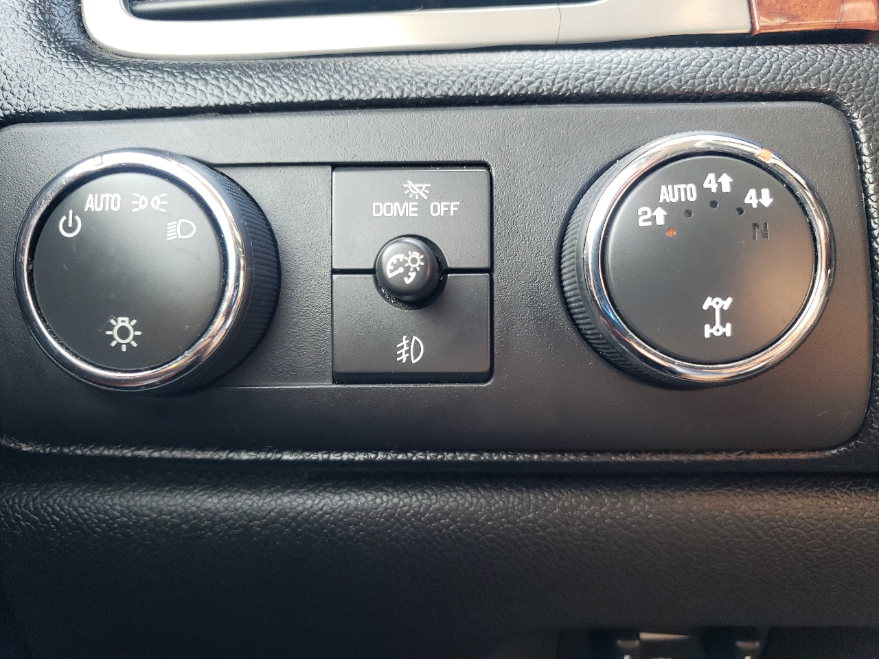 2013 Chevrolet Avalanche LTZ photo 24
