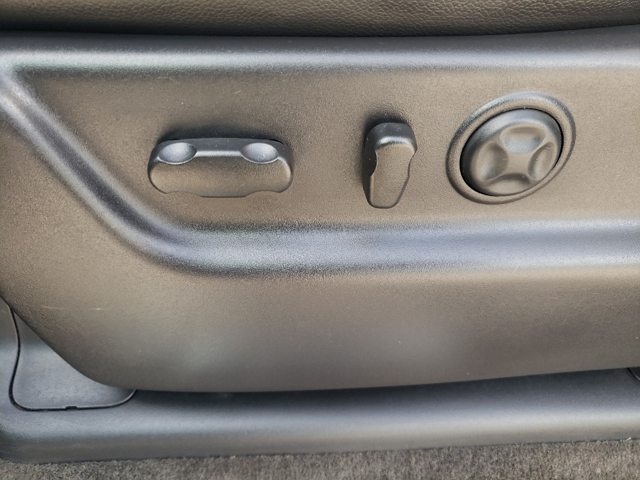 2013 Chevrolet Avalanche LTZ photo 28