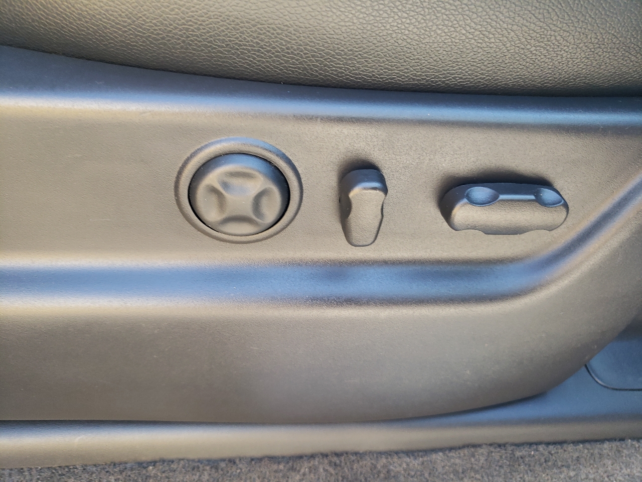 2013 Chevrolet Avalanche LTZ photo 30