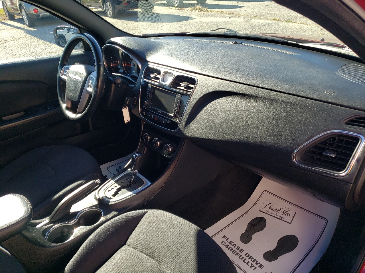 Chrysler 200 4dr Sdn Touring 2014 Chrysler 200 4dr Sdn Touring 2014