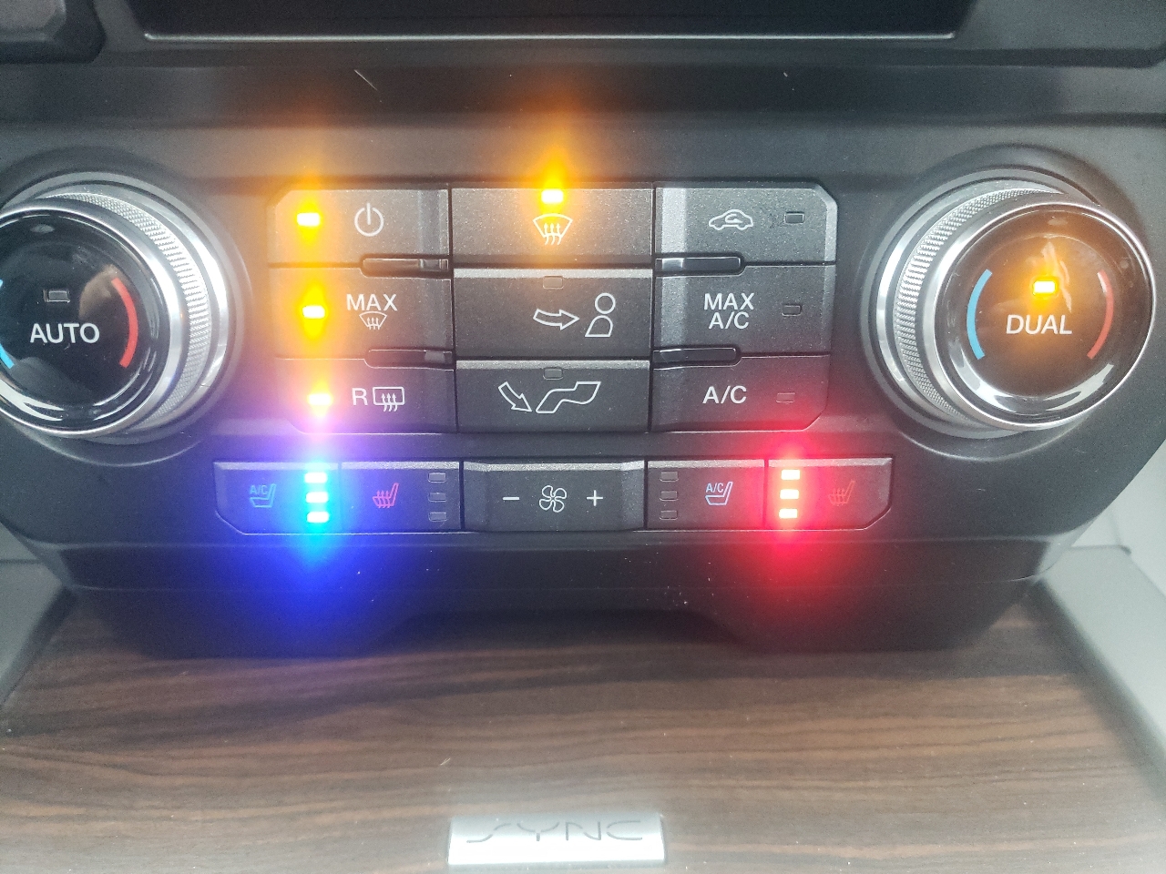 Ford F-150 4WD SuperCrew 145" Lariat 2016