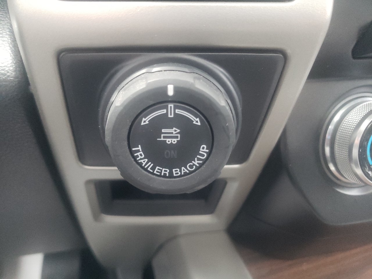 Ford F-150 4WD SuperCrew 145" Lariat 2016