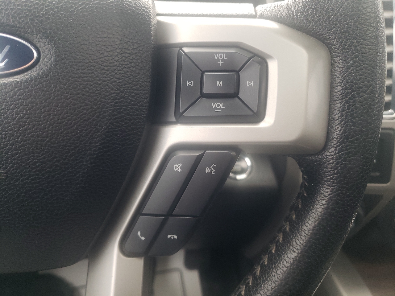 Ford F-150 4WD SuperCrew 145" Lariat 2016