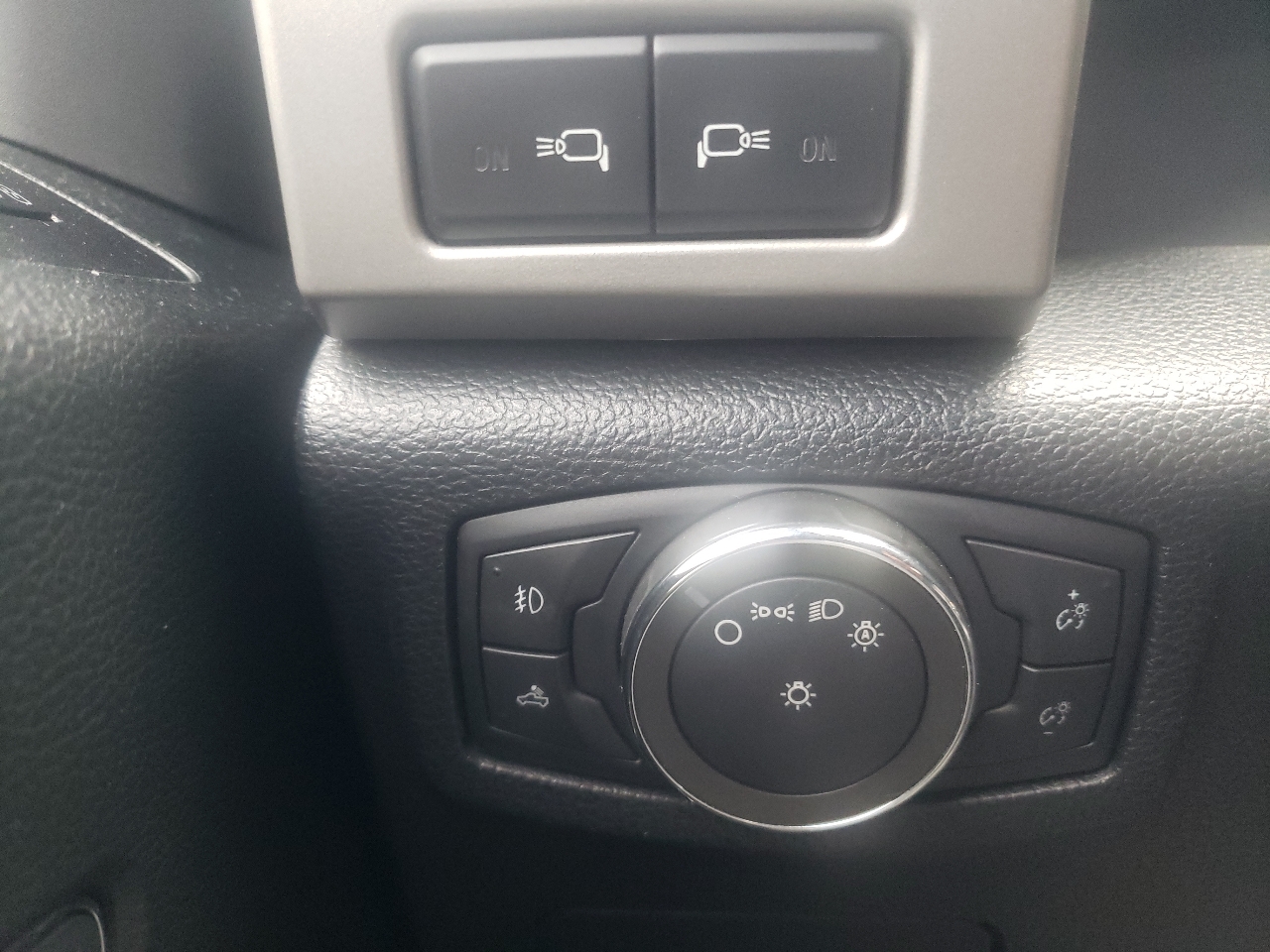 Ford F-150 4WD SuperCrew 145" Lariat 2016