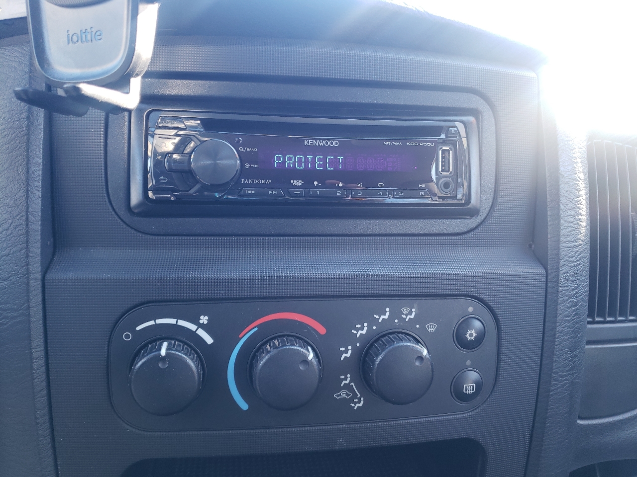 Dodge Ram 1500 4dr Quad Cab 140.5" WB 4WD SLT 2005