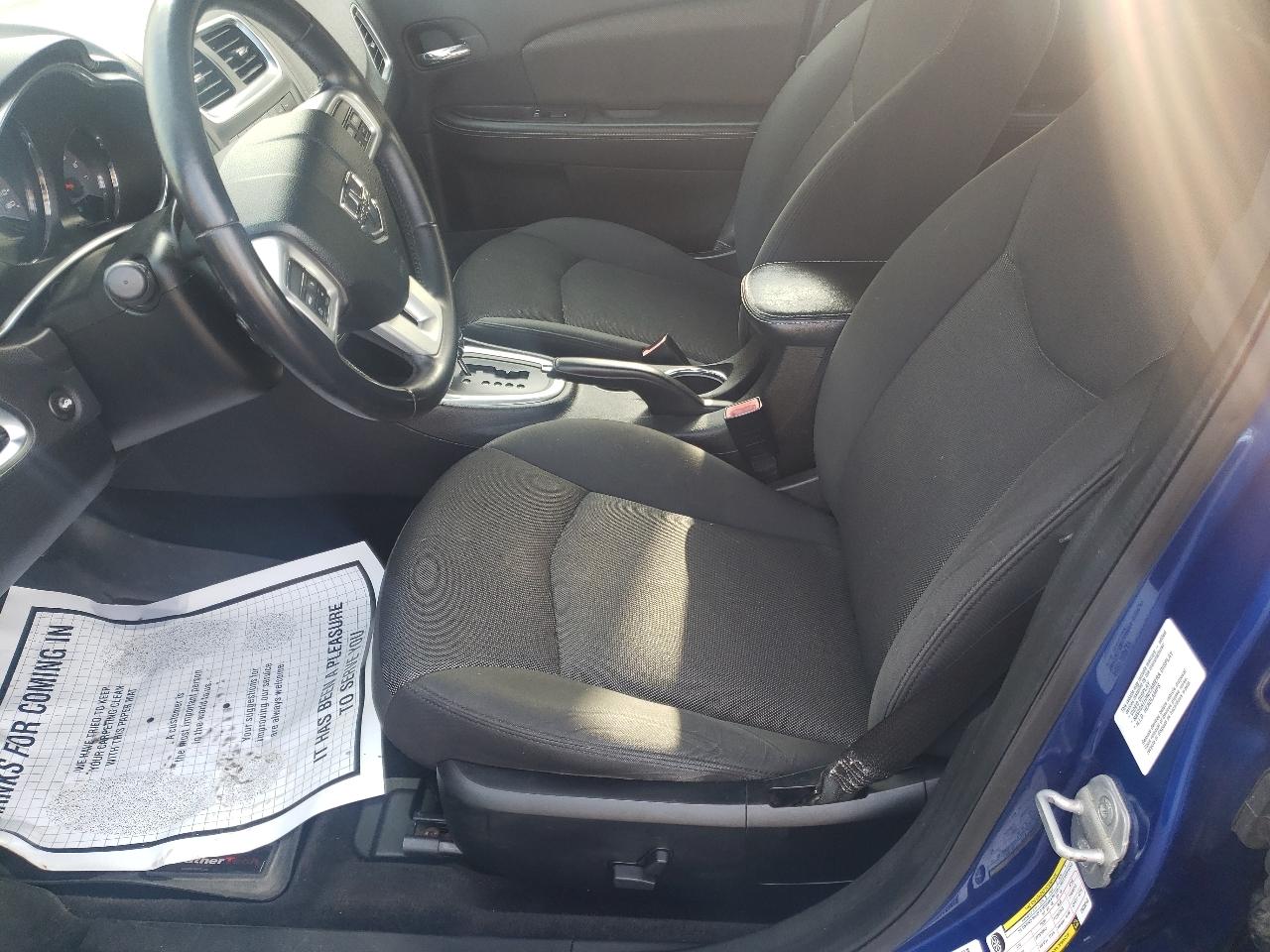 Dodge Avenger 4dr Sdn SXT 2012