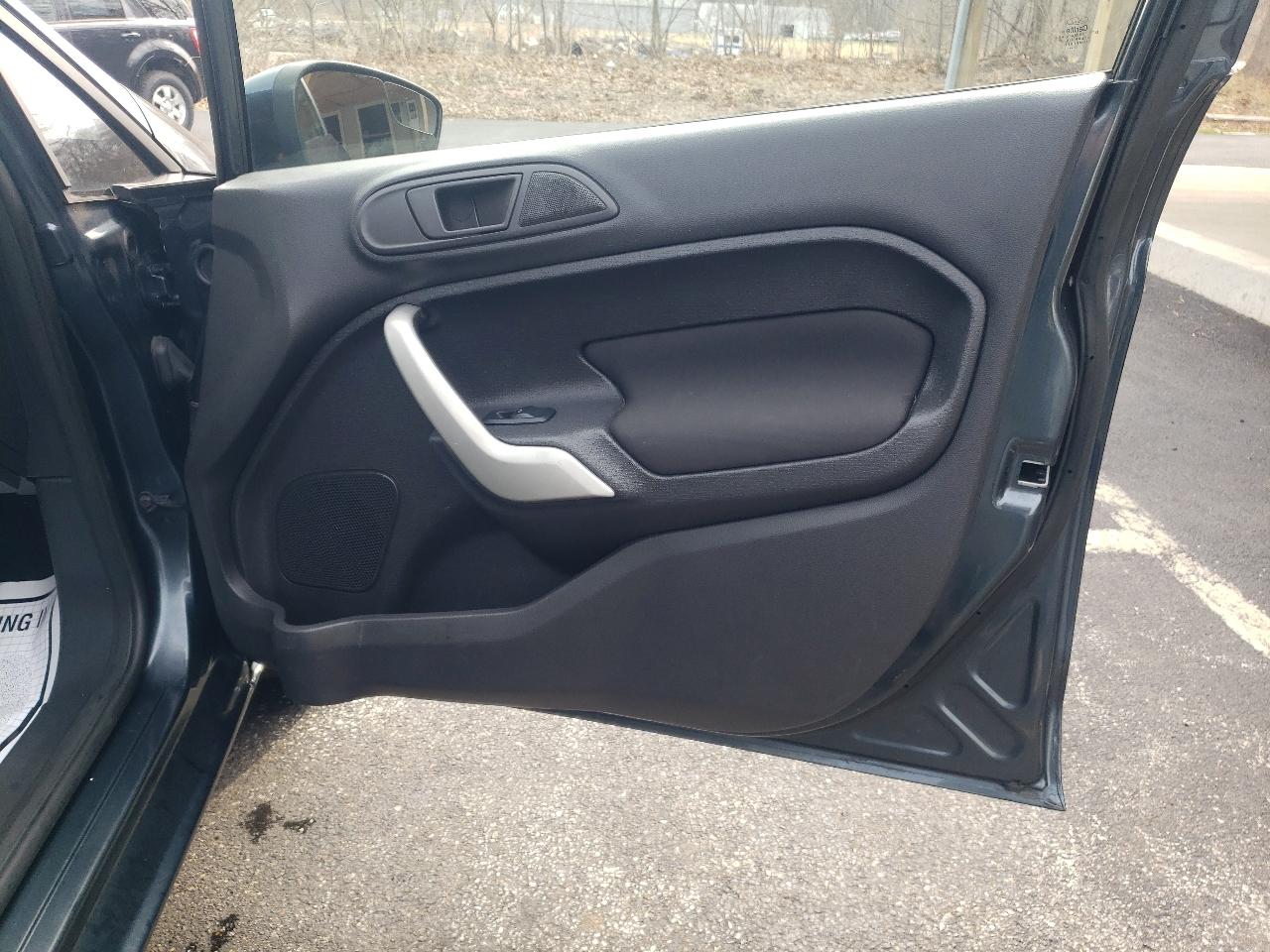 Ford Fiesta 5dr HB SE 2011