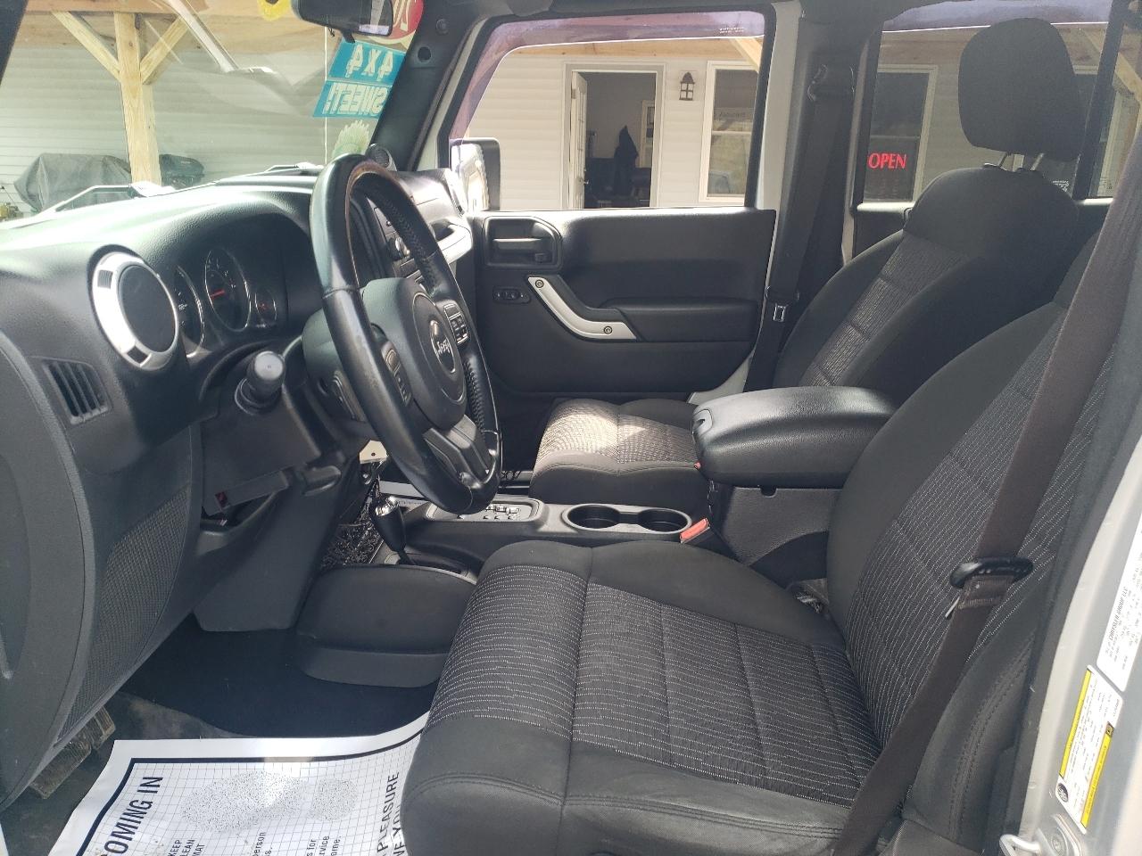 Jeep Wrangler Unlimited 4WD 4dr Sahara 2012