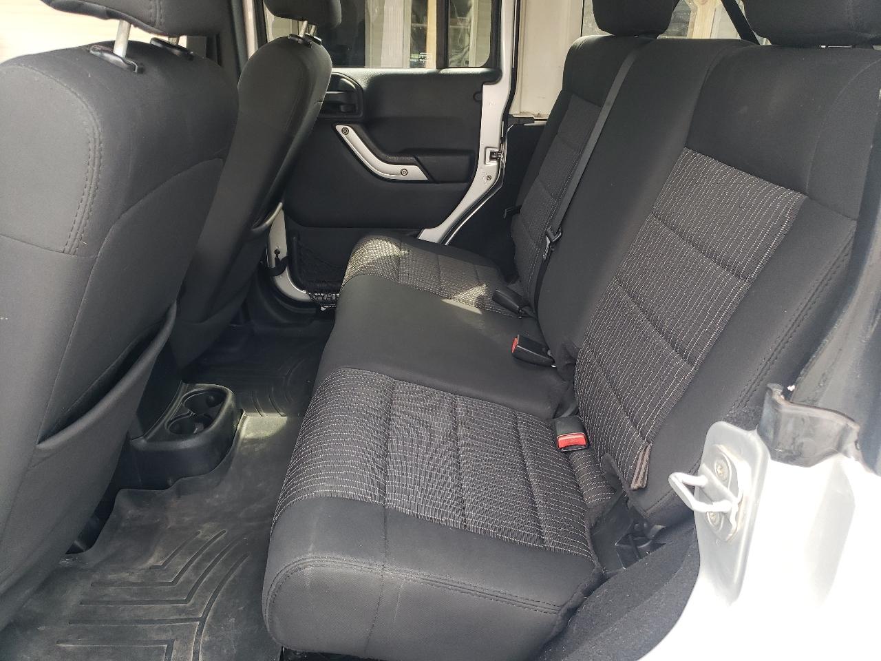 Jeep Wrangler Unlimited 4WD 4dr Sahara 2012