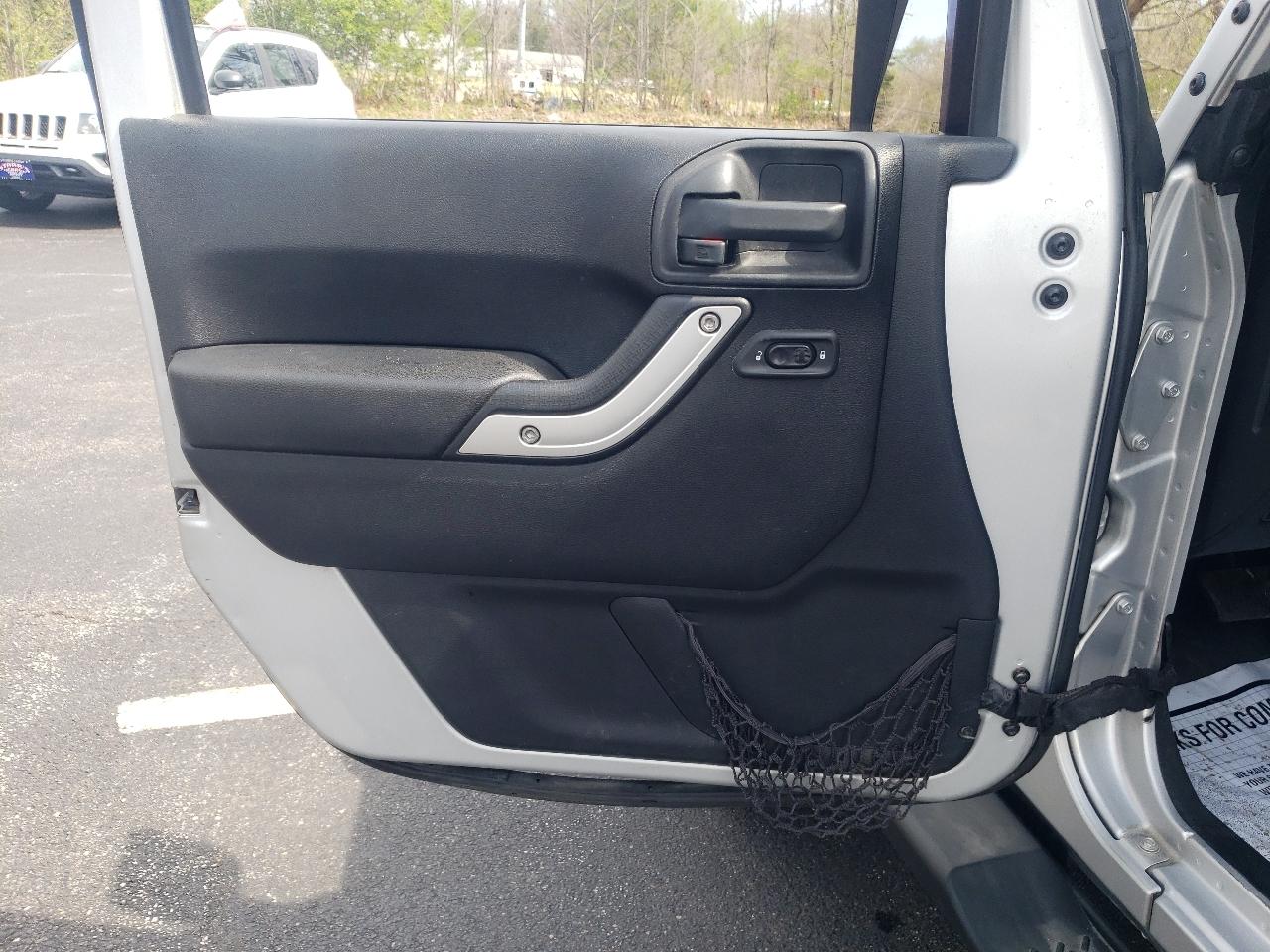 Jeep Wrangler Unlimited 4WD 4dr Sahara 2012