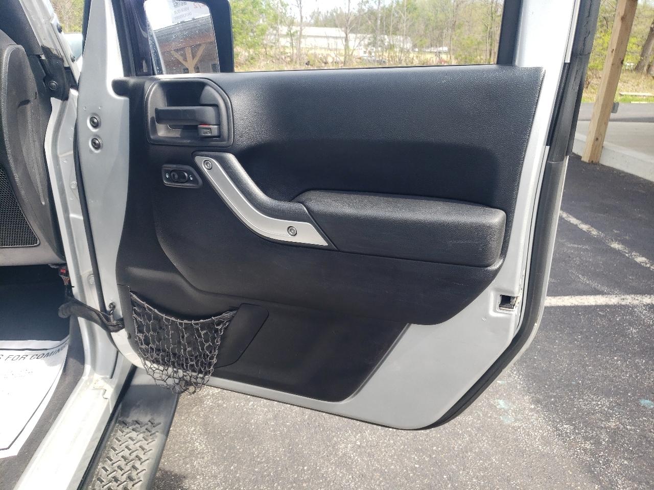 Jeep Wrangler Unlimited 4WD 4dr Sahara 2012