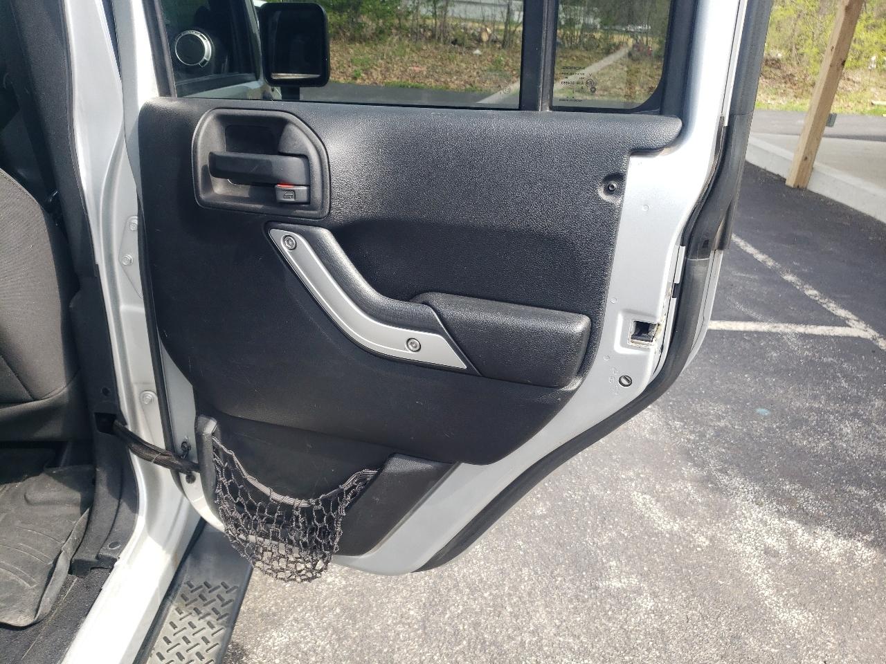 Jeep Wrangler Unlimited 4WD 4dr Sahara 2012