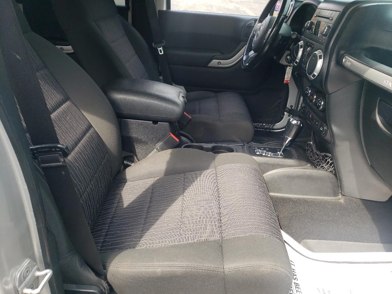 Jeep Wrangler Unlimited 4WD 4dr Sahara 2012