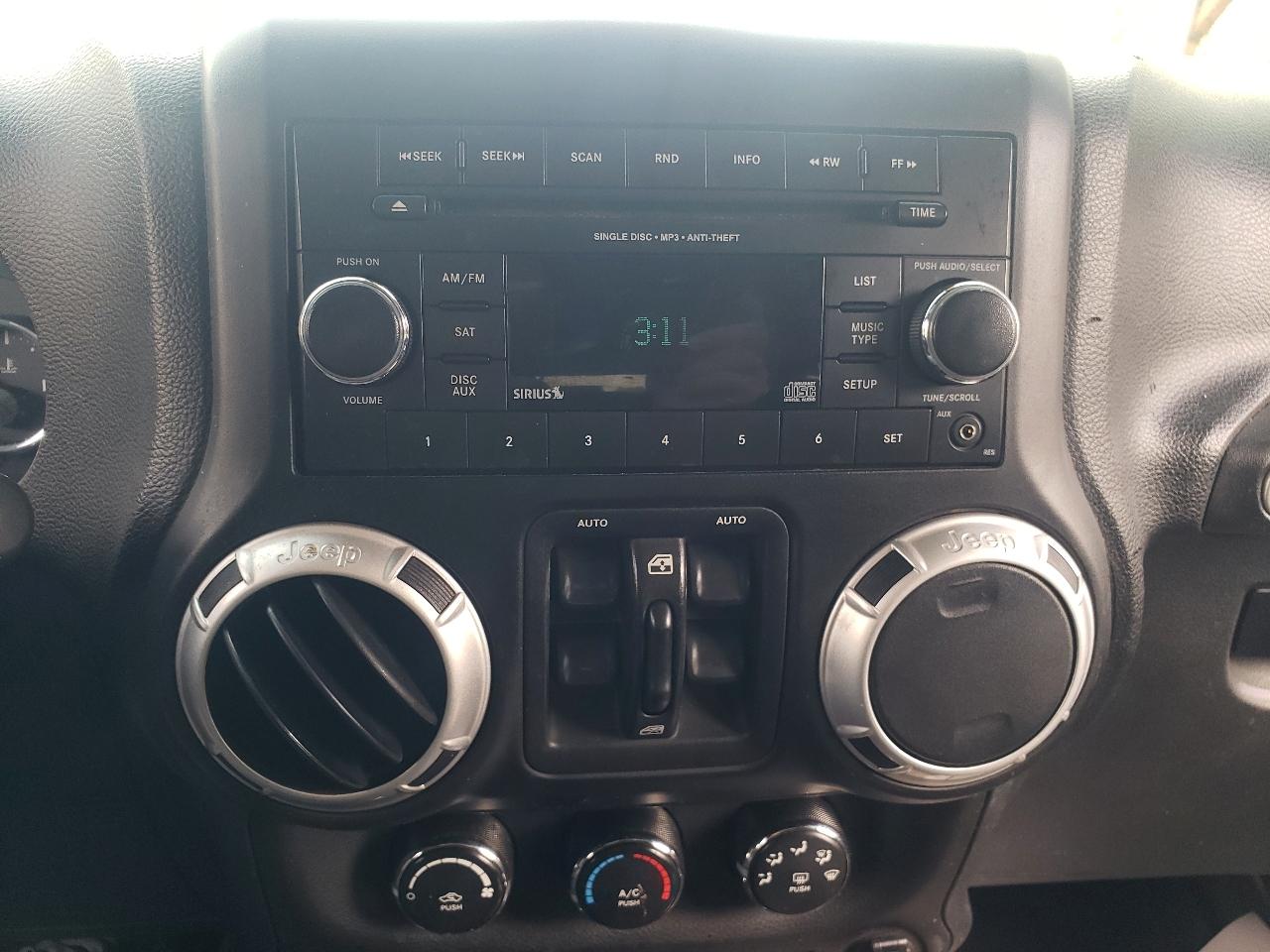 Jeep Wrangler Unlimited 4WD 4dr Sahara 2012