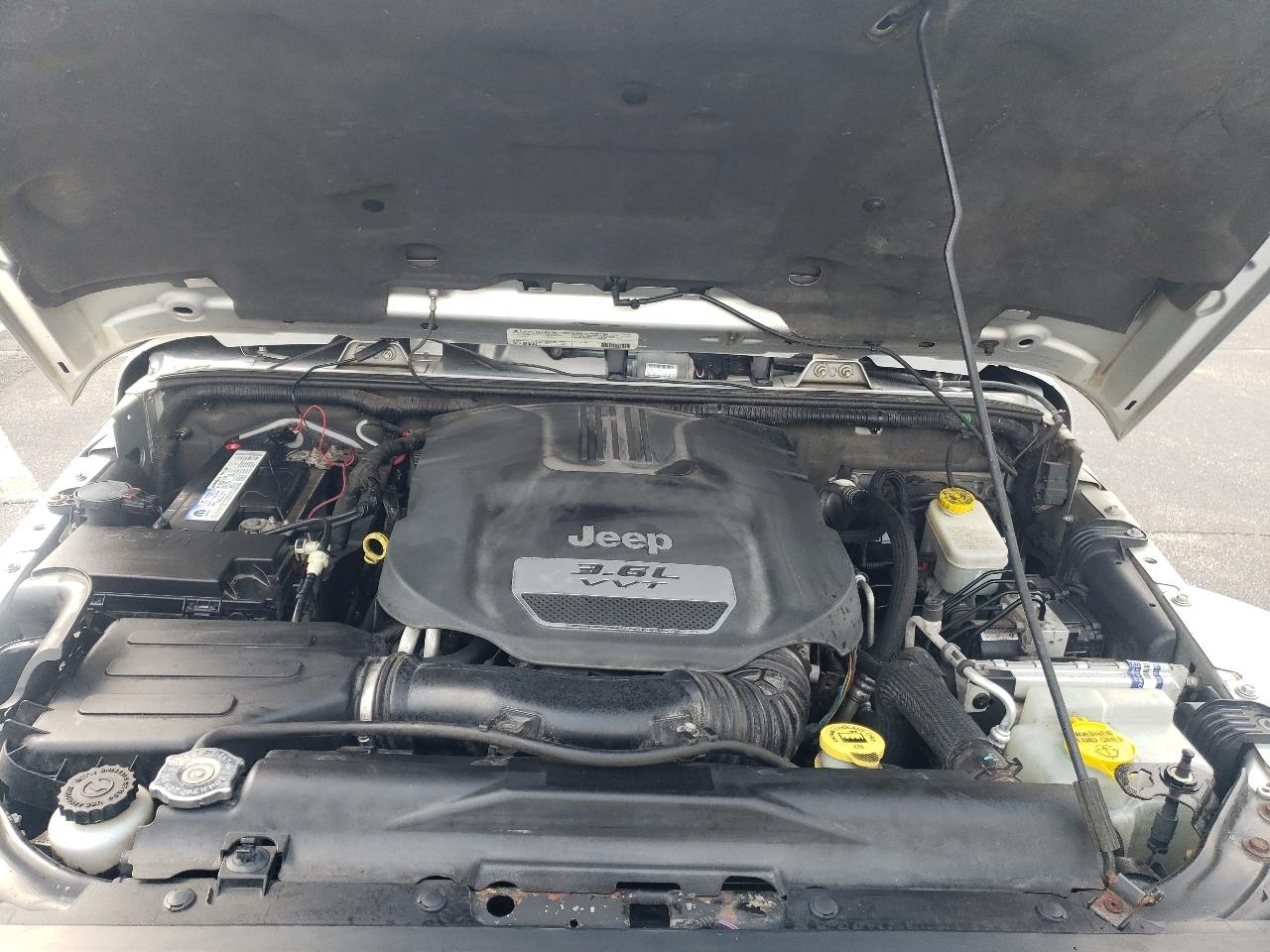 Jeep Wrangler Unlimited 4WD 4dr Sahara 2012