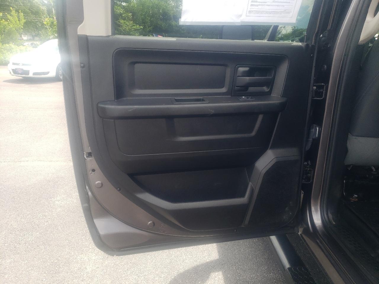 RAM 1500 Classic Tradesman 4x4 Crew Cab 5'7" Box 2019