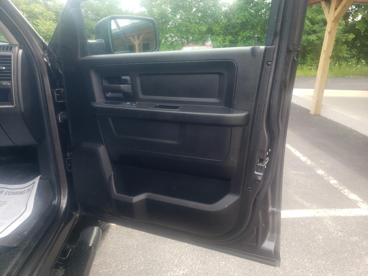 RAM 1500 Classic Tradesman 4x4 Crew Cab 5'7" Box 2019