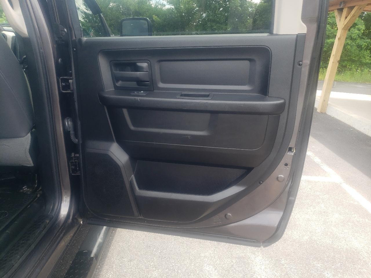RAM 1500 Classic Tradesman 4x4 Crew Cab 5'7" Box 2019
