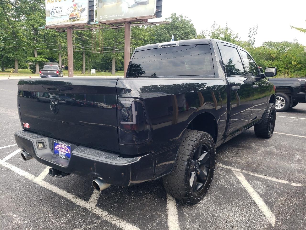 RAM 1500 4WD Crew Cab 140.5" Express 2015