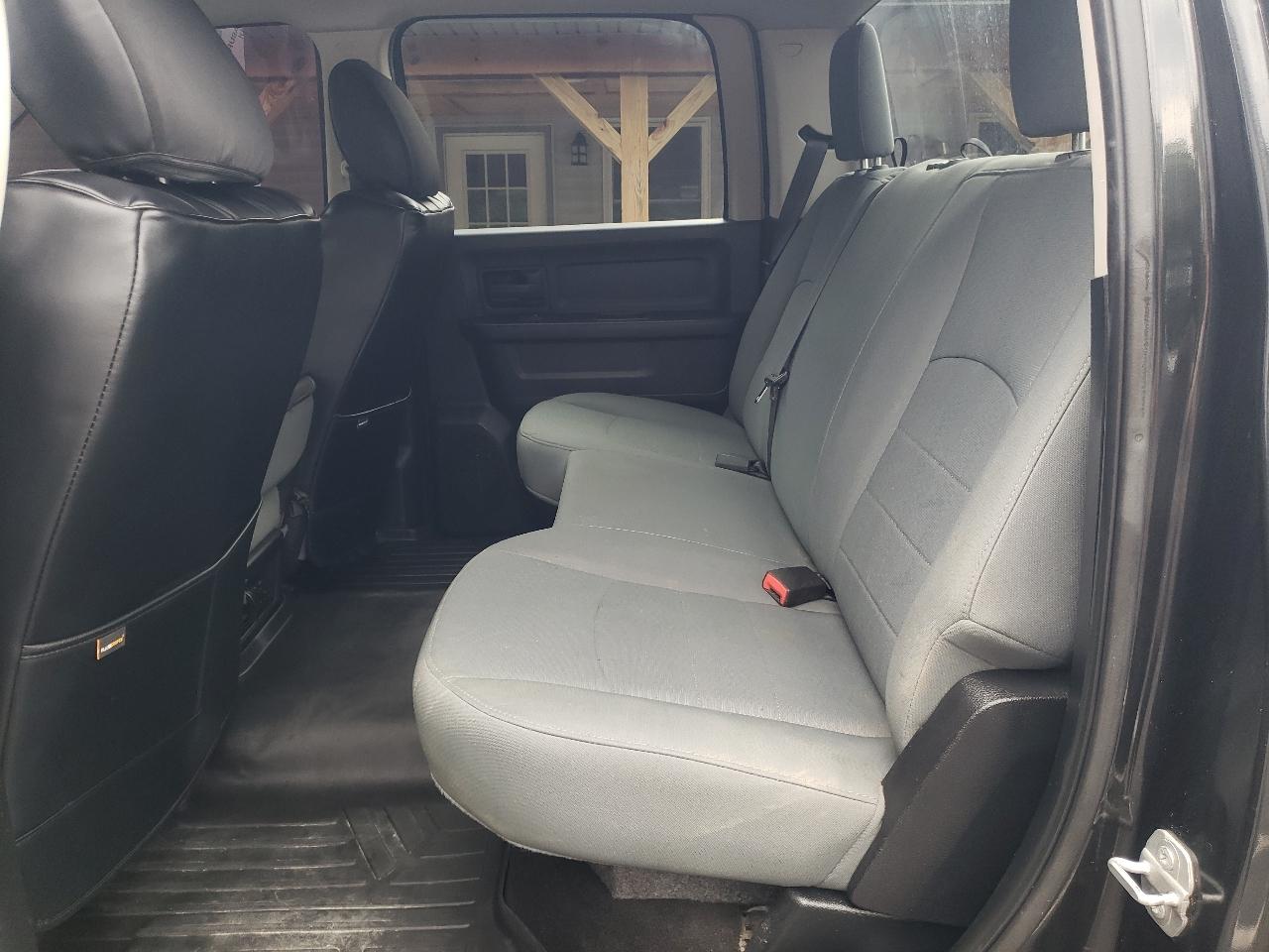 RAM 1500 4WD Crew Cab 140.5" Express 2015