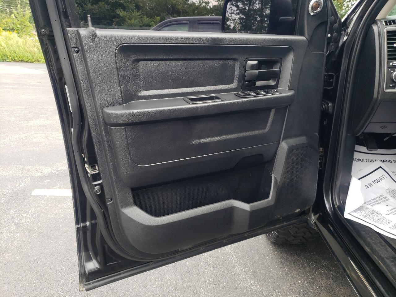 RAM 1500 4WD Crew Cab 140.5" Express 2015