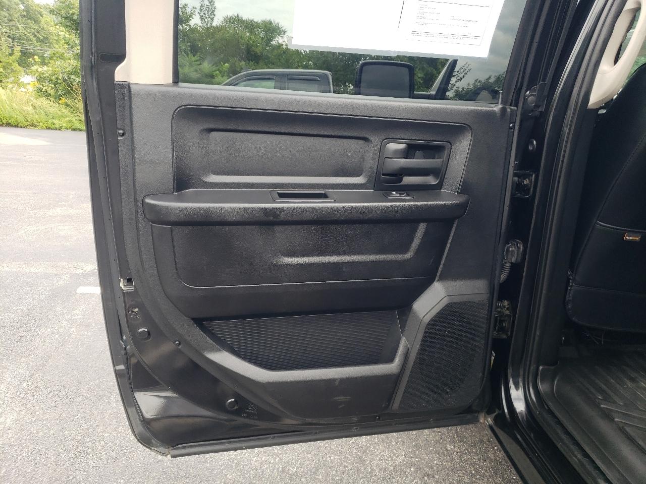 RAM 1500 4WD Crew Cab 140.5" Express 2015