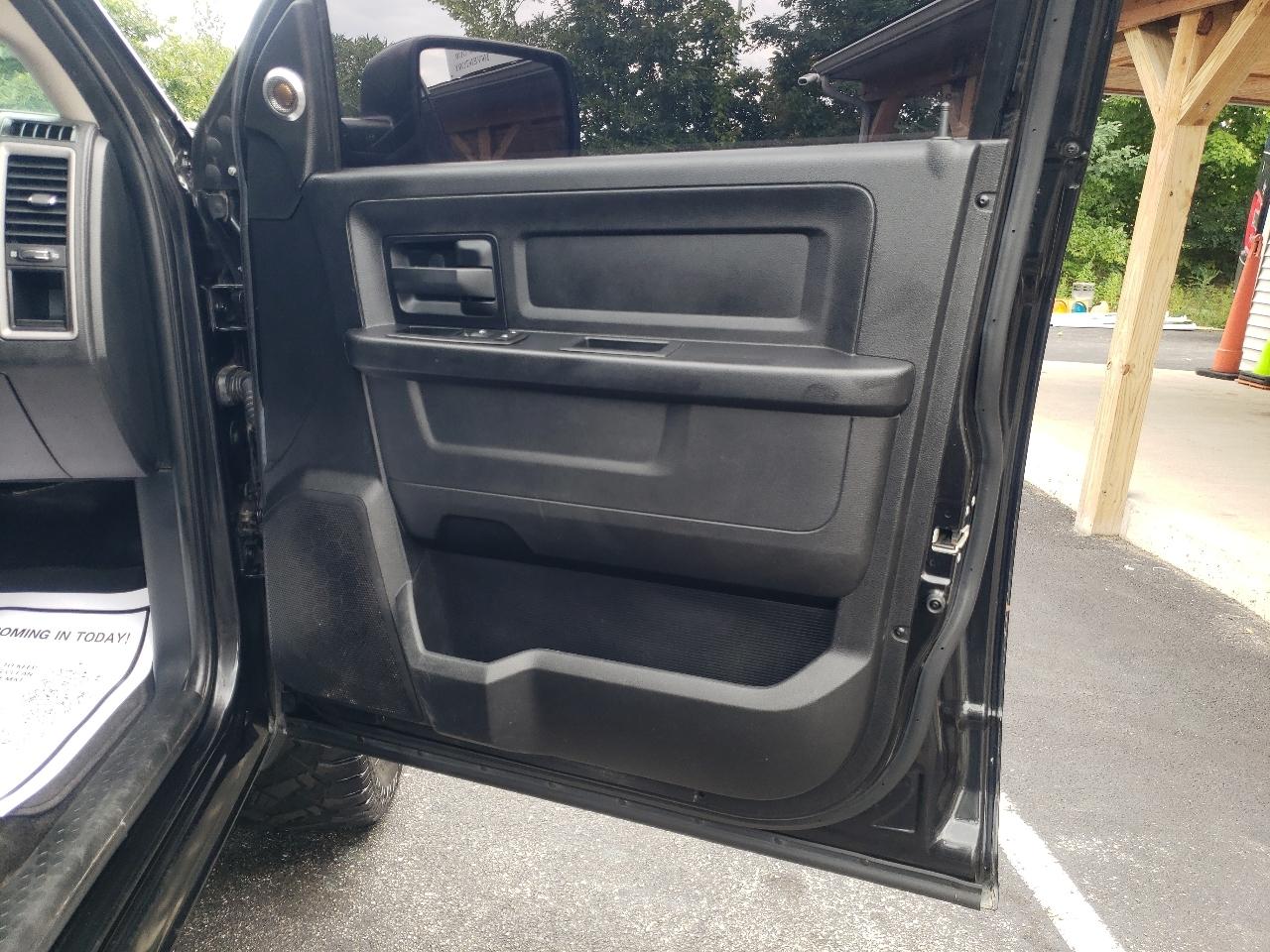 RAM 1500 4WD Crew Cab 140.5" Express 2015