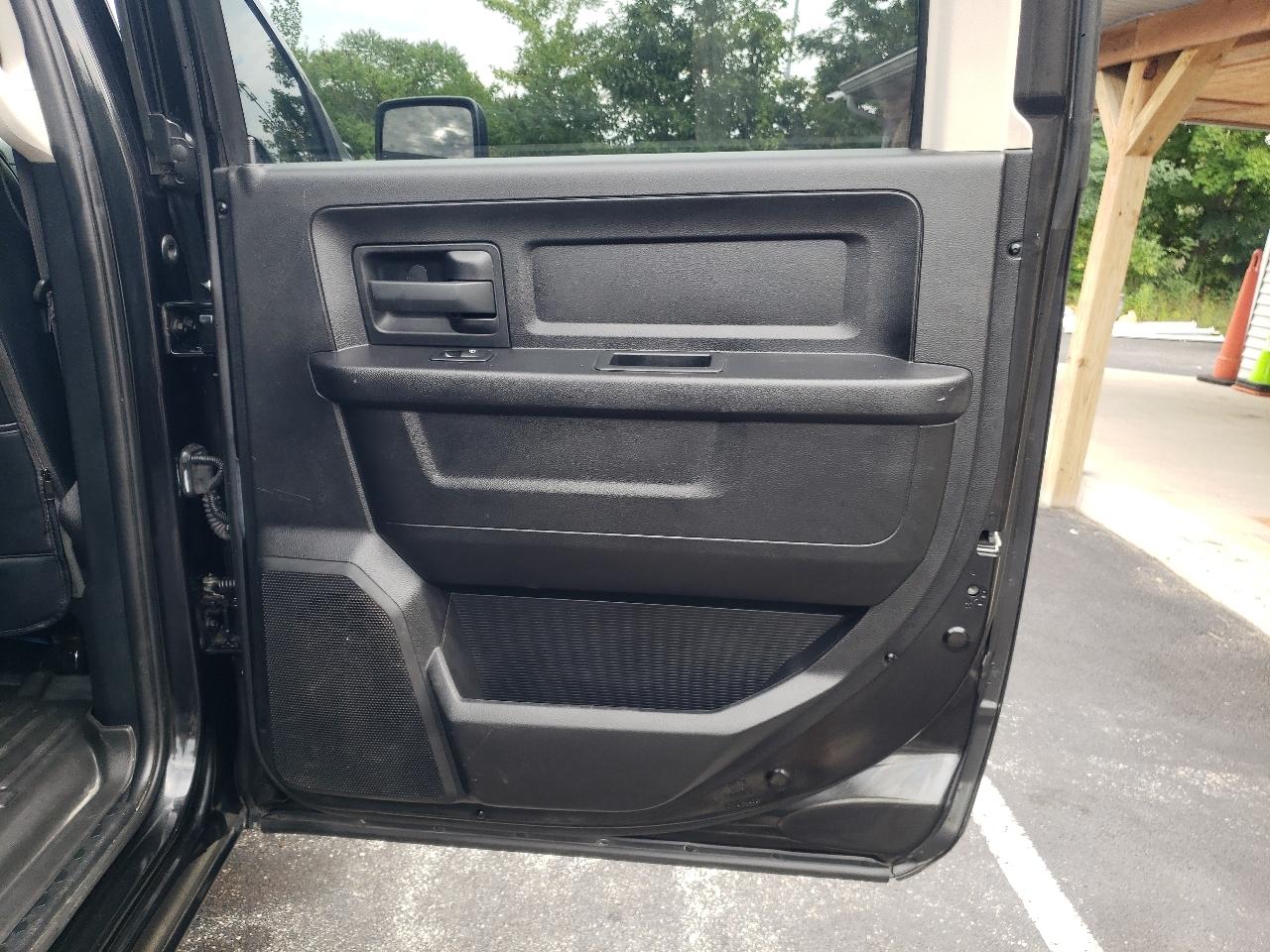 RAM 1500 4WD Crew Cab 140.5" Express 2015
