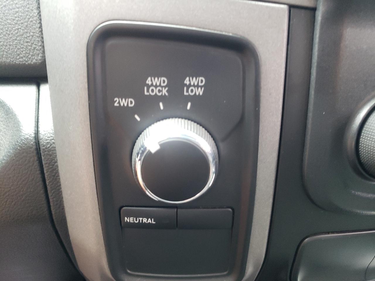 RAM 1500 4WD Crew Cab 140.5" Express 2015
