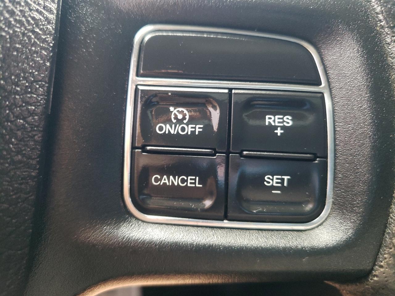 RAM 1500 4WD Crew Cab 140.5" Express 2015