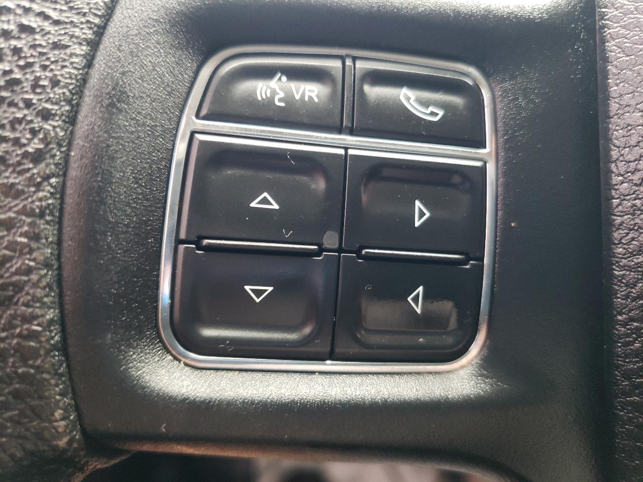 RAM 1500 4WD Crew Cab 140.5" Express 2015