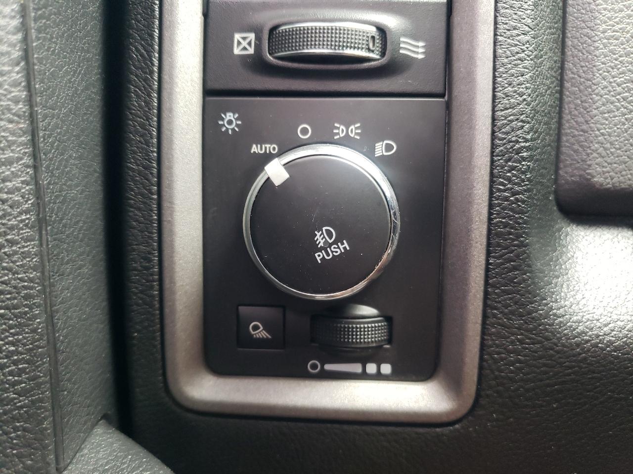 RAM 1500 4WD Crew Cab 140.5" Express 2015
