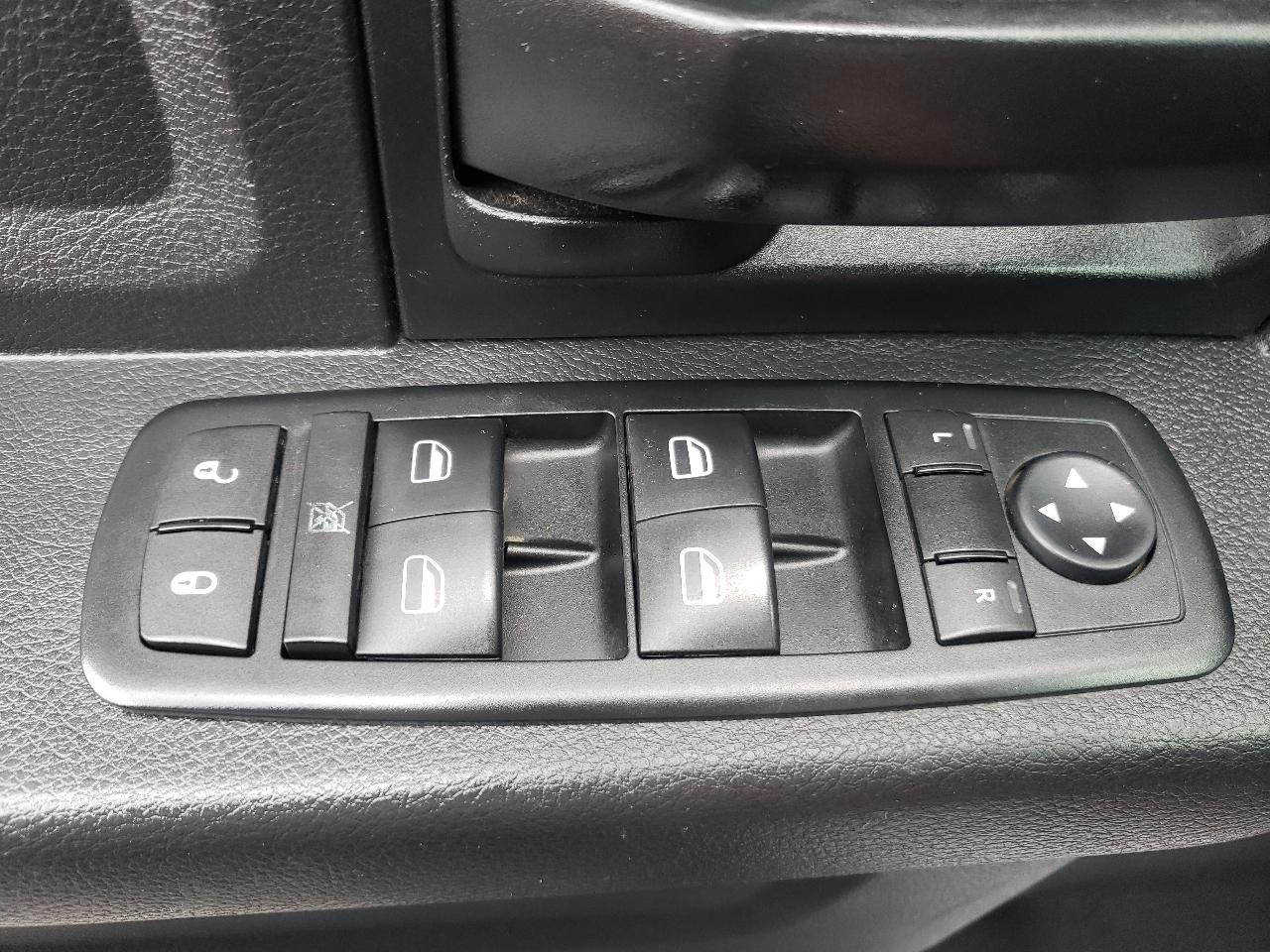 RAM 1500 4WD Crew Cab 140.5" Express 2015