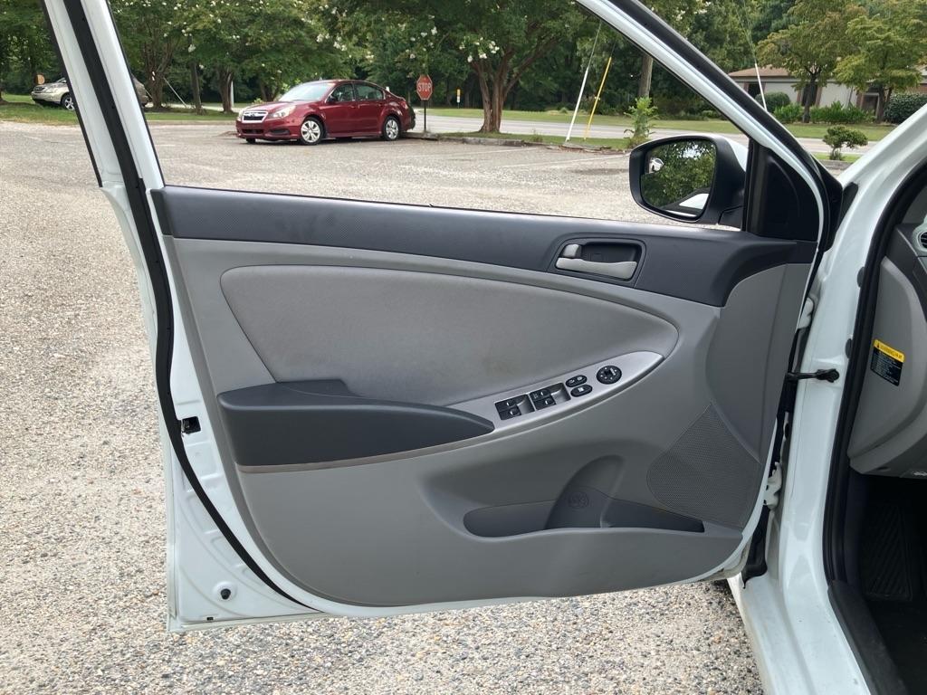 Hyundai Accent GLS 4-Door 6A 2015